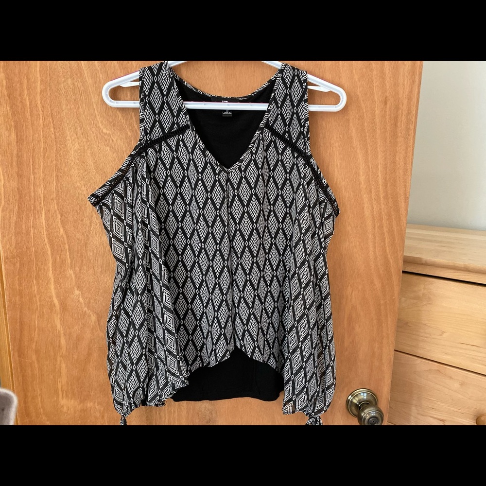 Flowy shirt with shoulder cut off sleeves